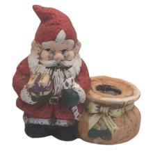 Lysestage med nisse og gave i hånden - D (H: 12cm) Keamik