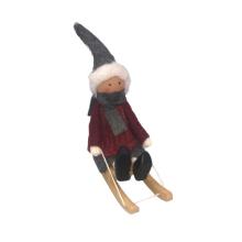 Nisse dreng, på slæde med grå nissehue, rød/grå (11cm) Filt