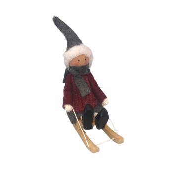 Nisse dreng, på slæde med grå nissehue, rød/grå (11cm) Filt