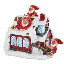 Hus, med 3 skovnisser med vippe (H: 8 cm) Poly