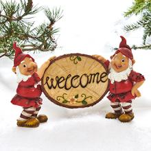 2 Skovnisser står med skilt ‘welcome’ (L: 17 cm H: 27 cm) Poly
